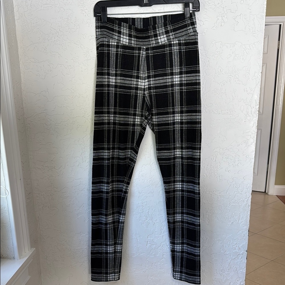 Aeropostale Black and White Plaid Leggings